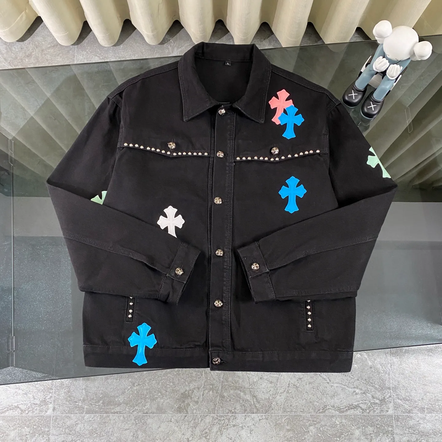 P300 Chrome Hearts Chrome Hearts heavy-duty denim jacket with rivets. The same style as the Internet celebrity. Denim jacket with cross print all over. The unique cross design element is full of design. It is made of 100% denim cotton fabric with heavy coarse yarn count, which ensures a stiff and tough silhouette while being soft, comfortable and breathable. The lapel is designed with silver buttons and is full of texture. The classic cross logo is all over the dress, making it a perfect versatile style for spring and summer! The original loose version is made of high-quality pure cotton fabrics. The fabric pattern is high-definition and delicate without burrs. It is comfortable and breathable to wear. All the buttons are molded and customized. It is casual and fashionable and can be matched with any bottoms. It can be windproof and sunproof in spring and summer. It can be worn outside in autumn and winter! Easily concave shape makes you look slimmer and taller, perfect for both men and women! Color: Black Size: S M L XL